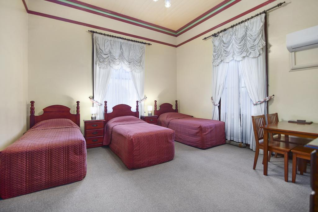 Warwick Settlers Inn Экстерьер фото